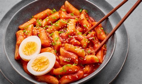 치킨 떡볶이: 한국의 길거리 음식 문화를 담아내다