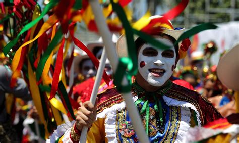 Festival de las Luces: Celebrando a Arte e Cultura Colombiana através da Iluminação Criativa de Kevin Johansen